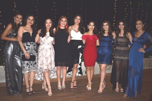 Las encantadoras seniors lucieron sus mejores galas en la especial cena