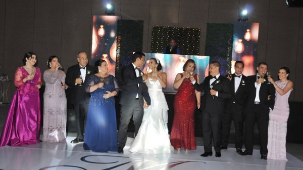 Las familias Gamez-Banegas y Santos-Pen, brindaron por la felicidad de Marco Tulio y Carolina Patricia