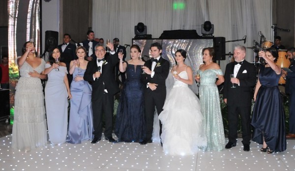 Las familias Hernández y Bueso brindaron por nla felicidad de los recién casados