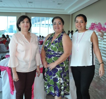 Leticia y Azucena Rodríguez junto a Claudia Medina