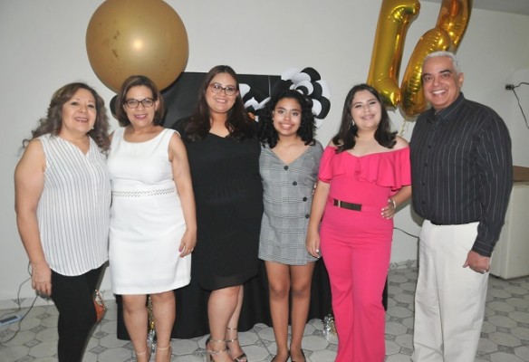 Lilian Arita, Glenda Arita de Torres, Victoria Arita, Abigail Torres, Laura Daniela y Sergio Navarro