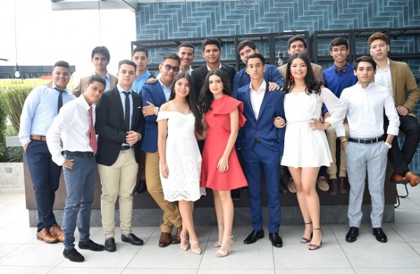 Los 27 seniors del Liceo Bilingüe Centroamericano posaron para Farah La Revista