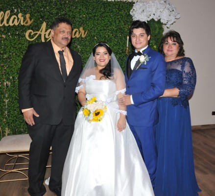 Los novios, Narda Nicole Aguilar Sánchez y Carlos Gabriel Villars Zamora, junto a sus padres, Daisy Zamora de Villars y Gabriel Villars