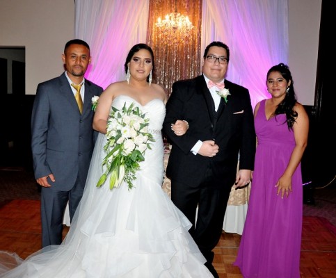 Los novios junto a los padrinos de boda, Luis Zepeda y Heidy Velásquez
