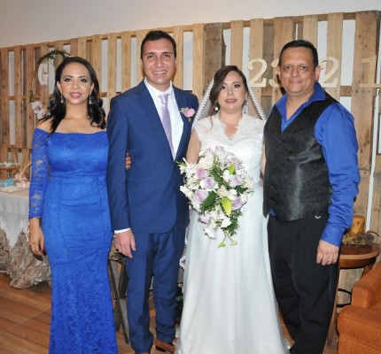 Los novios junto a sus padrinos de bodas, Gustavo Herrera y Juana Rubí