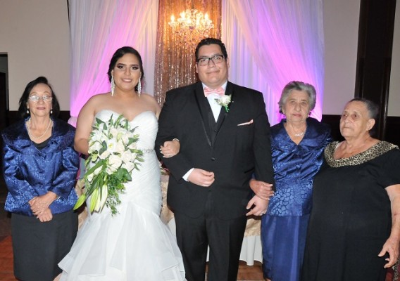 Los recién casados en una especial imagen con sus abuelas, Martha Silvia Mayorga, María Matilde Flores y Rosaura Mencía