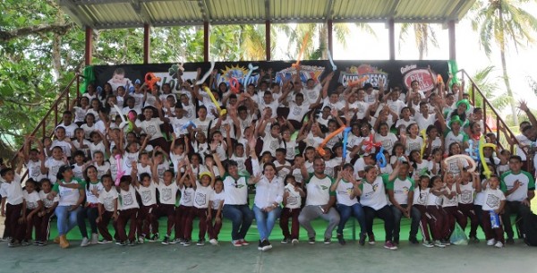 Colaboradores de Jaremar con los escolares luego de la entrega de los Eco Tenis se mostraon muy felices. alegría.