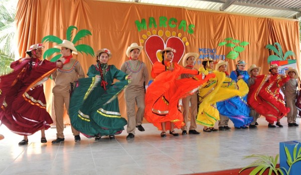 El Cuadro de Danzas del Centro de Educación Básica San Alejo deleitó a los presentes