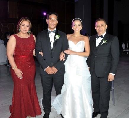 Los novios: Marco Tulio Gamez Banegas y Carolina Patricia Santos Pen, junto a sus padres, Marcial Santos y Carolina de Santos