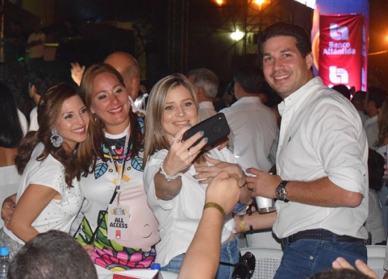 Melissa de Canahuati y su esposo, Luis Canahuati, disfrutando entre amigos y compartiendo una selfie