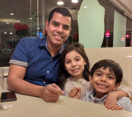 Miguel Vargas con sus hijos