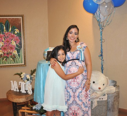 Mirna Escobar de Gámez junto a su hija, Mia Valentina