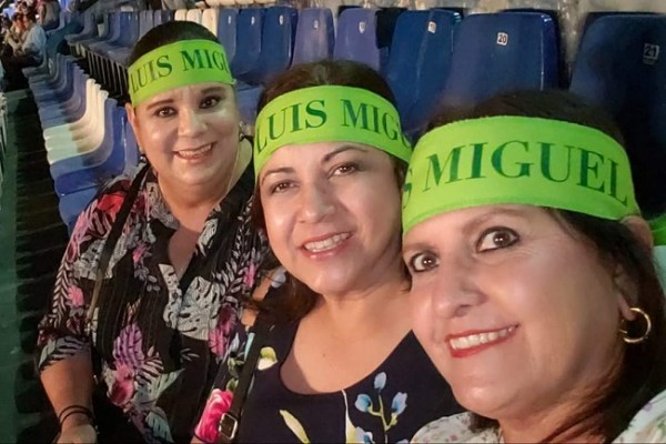 Nolvia Mejía, Silvia Ventura y Bertha Aguilar en El Salvador, disfrutando del concierto de Luis Miguel