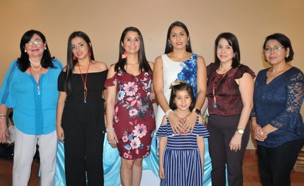 Norma Rodríguez, Claudia Alfaro, Linda y Norma Rodríguez, Keren Sabillón y Milly Rodríguez