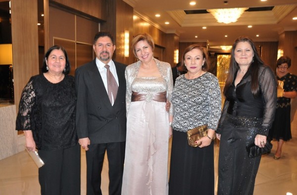 Norma y Luis Hernández, Norma Hernández, Yolanda Reyes y Eleana Bargerstock