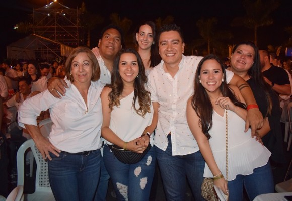 Onías y Andrea de Peralta, Margarita Kawas, Andrea Suzette, Mario Paz, Alejandra Sikaffy y Valerie.