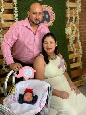 Osman Pineda y Xiomara Torres de Pineda con su bebé Sofía Belén