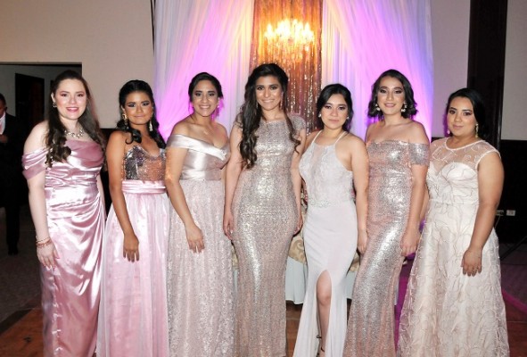 El cortejo de la novia: Pamela Aguiriano, Emely Avilez, Eva García, Suzette García, Diana Sarahí Muñoz, Sara Lara y Rosario Peña