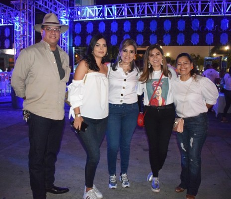 Renato Gallardo, Camila Cruz, Lilian Caballero, Gloria Cubas y Amalia Alachán