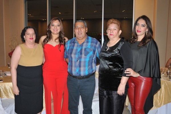 Rosmery, Kelly y René Hernández, con Rosa María Peña de Hernández y Vanessa Hernández