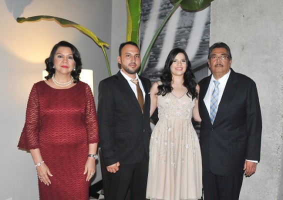 Sergio Reyes y Alejandra Barrios junto a sus padres, Gustavo Adolfo Barrios y Yin Quan Bulnes