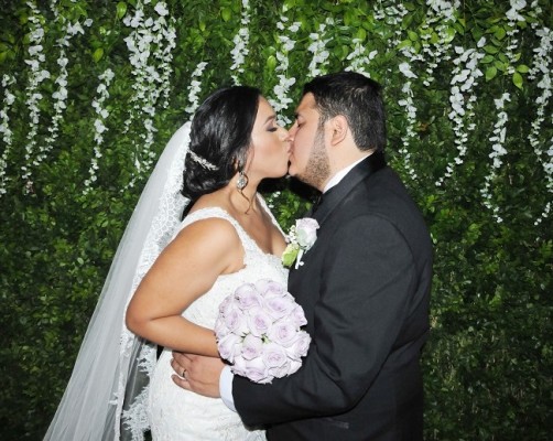 Vivian y Fernando sellaron su pacto de amor eterno con un romántico beso