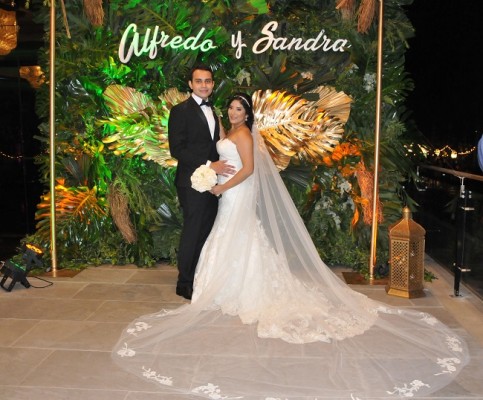 Alfredo y Sandra brillaron con luz propia en su gran noche de bodas.