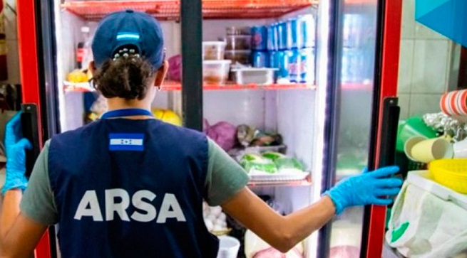 Decomisan 3 mil libras de productos en mal estado
