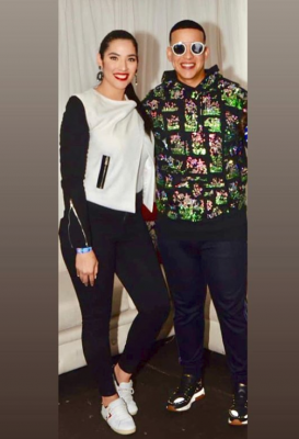 Carolina Lanza no desaprovechó la oportunidad para tomarse una foto con Daddy Yankee en su visita a Teguz.