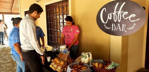 El especial Coffe Bar que recibió a los periodistas y comunicadores en el Parque Arqueológico El Puente