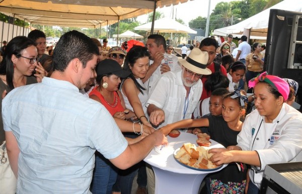 Los asistentes tuvieron la oportunidad de degustar las exóticas muestras culinarias durante la jornada gastronómica