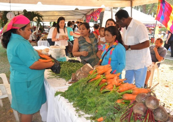Los asistentes tuvieron la oportunidad de adquirir vegetales frescos importados desde Intibucá.