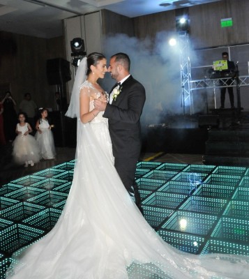 El impecable blanco del vestido de la novia armonizó de manera perfecta con la pista infinity LED 