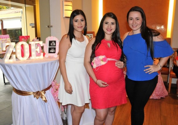 Entre las oferentes del baby shower: Diana Mejía, Julissa de Pineda y su hermana, Maritza Pineda
