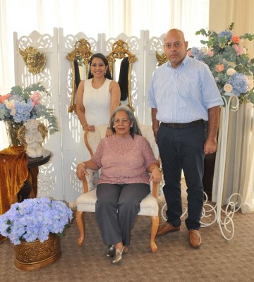 Doña María Esther Barahona Hernández junto a sus hijos, María Gabriela y José Antonio
