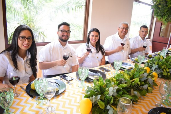 Ejecutivos de COAGRICSAL en el almuerzo de despedida del XOL Media Tour 2019