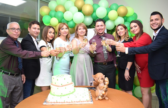 ¡Un brindis! Celebrando el 20 aniversario de la Escuela Bilingüe Villas del Campo