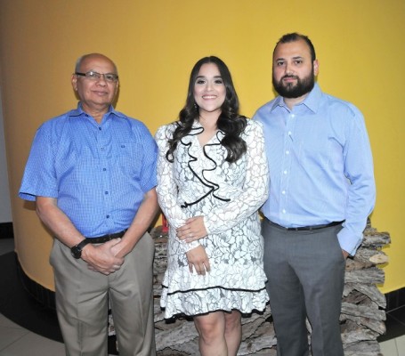 El padre del novio, Juan Sánchez, junto a Karla Hernández Ferrera y Natanael Sánchez Lazo