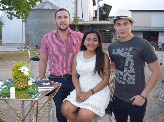 Glelio Barrientos, Gabriela Iscoa y Cristian Alvarado