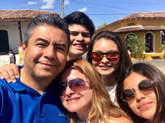 Disfrutando de unas merecidas vacaciones haciendo turismo en Suchioto, El Salvador, José Carlos y Madeline Alonzo, Nicole y Fernando Ruíz con Iris Paz