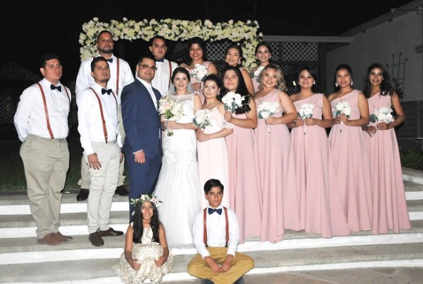Howard Geovany Maldonado y Josseline Melissa Pineda, acompañados de su cortejo de bodas