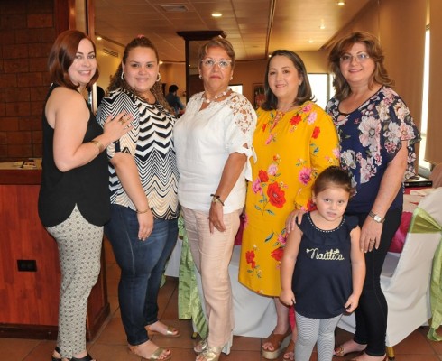 Ingrid Aguilar, Fanny Moya, Rosa Bustamante, Ivonne Bueso y Debora Bueso