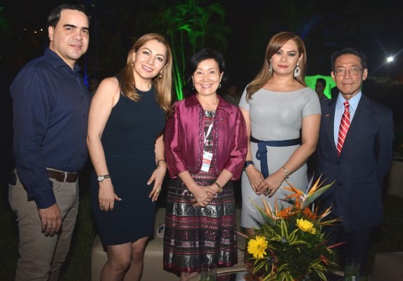 Javier Morales, Yanira Pinto, Ingrid Hsing, Nilda Pinto y Benito Liao