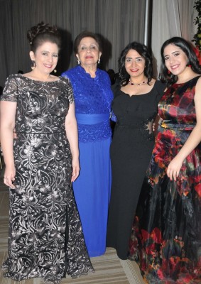 Jenny y Antonieta Canahuati junto a Gloria y Nicole Handal