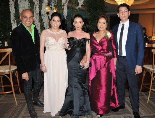 Justo Mayorga, Lorna Hernández, Carmen Chavarría; la madre de la novia, Yazmin Janania y Roberto Mejía