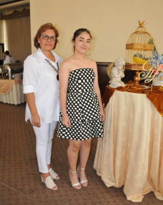 Karen Hernández de Melara junto a su hija, Astrid Carolina Melara Hernández