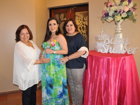 La abuela paterna, Sherley Slade, Michelle Bueso de Fajardo y la abuela materna, Mercedes Miranda