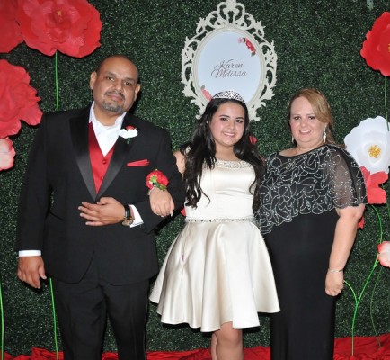 La adorable quinceañera, Karen Melissa Sosa junto a sus padres, Karen Melissa Muñoz y Antonio Rafael Sosa