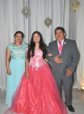La encantadora quinceañera, Diana Carolina Méndez Mendoza, junto a sus padres, Elsy Mendoza y Dennis Harry Méndez