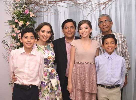La familia Núñez-Garay celebrando la vida de la encantadora Camila Rocío
